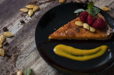 Balkabağı turtası. Şükran Günü pastası. Farklı arka planlarda