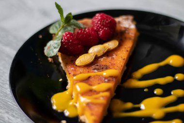 Balkabağı turtası. Şükran Günü pastası. Farklı arka planlarda