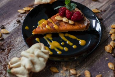 Balkabağı turtası. Şükran Günü pastası. Farklı arka planlarda