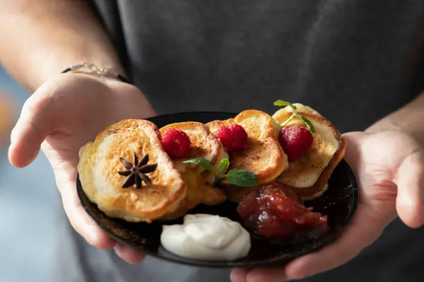 Desayuno Con Tortitas Platos Crema Agria Pavidl Los Panqueques Están —  Fotos de Stock