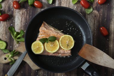 Limonlu somon balığı ve diğer sebzeler. Tabakta somon