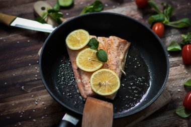 Limonlu somon balığı ve diğer sebzeler. Tabakta somon