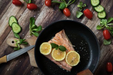 Limonlu somon balığı ve diğer sebzeler. Tabakta somon