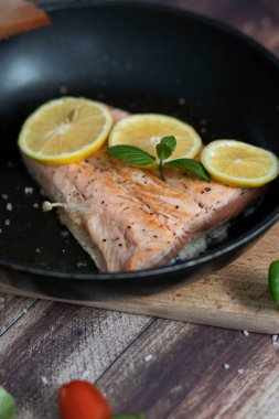 Limonlu somon balığı ve diğer sebzeler. Tabakta somon