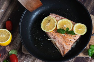 Limonlu somon balığı ve diğer sebzeler. Tabakta somon