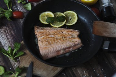 Limonlu somon balığı ve diğer sebzeler. Tabakta somon