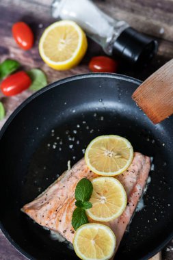 Limonlu somon balığı ve diğer sebzeler. Tabakta somon