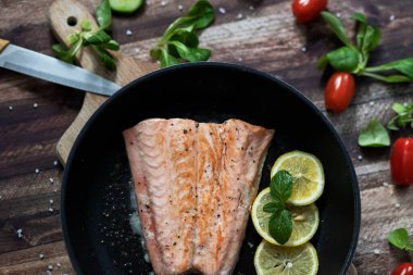 Limonlu somon balığı ve diğer sebzeler. Tabakta somon