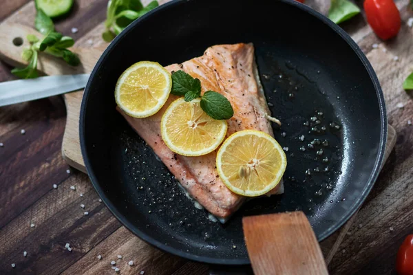 Lachs Einer Pfanne Mit Zitrone Und Anderem Gemüse Lachs Auf — Stockfoto