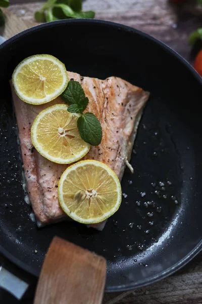 Lachs Einer Pfanne Mit Zitrone Und Anderem Gemüse Lachs Auf — Stockfoto