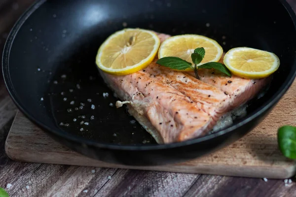 Lachs Einer Pfanne Mit Zitrone Und Anderem Gemüse Lachs Auf — Stockfoto