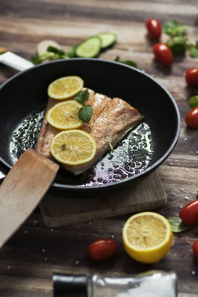 Lachs Einer Pfanne Mit Zitrone Und Anderem Gemüse Lachs Auf — Stockfoto