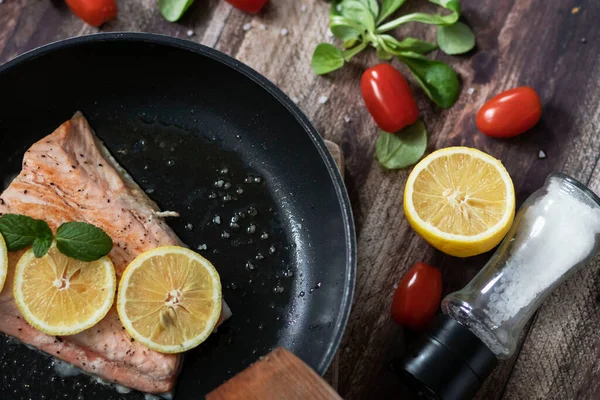 Lachs Einer Pfanne Mit Zitrone Und Anderem Gemüse Lachs Auf — Stockfoto