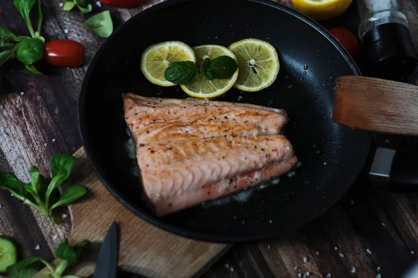 Limonlu somon balığı ve diğer sebzeler. Tabakta somon