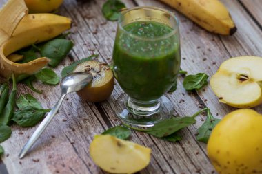 Bir bardak kivi, ıspanak ve elma püresi. Sağlık içeceği. Elma, keten tohumu, ıspanak, kivi, muz yakınlarda..