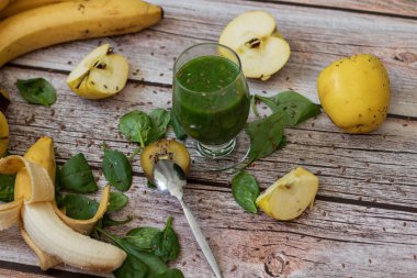 Bir bardak kivi, ıspanak ve elma püresi. Sağlık içeceği. Elma, keten tohumu, ıspanak, kivi, muz yakınlarda..