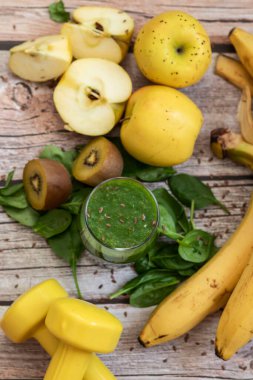 Bir bardak kivi, ıspanak ve elma püresi. Sağlık içeceği. Elma, keten tohumu, ıspanak, kivi, muz yakınlarda..