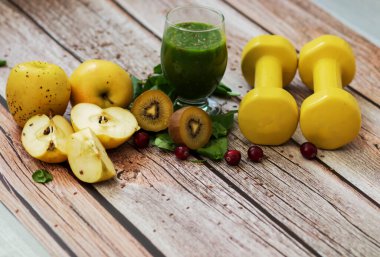 Bir bardak kivi, ıspanak ve elma püresi. Sağlık içeceği. Elma, keten tohumu, ıspanak, kivi, muz yakınlarda..