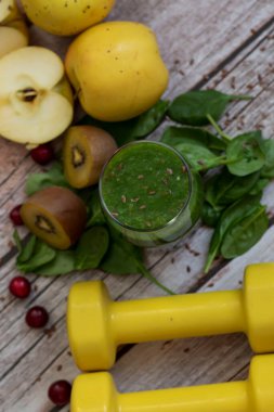 Bir bardak kivi, ıspanak ve elma püresi. Sağlık içeceği. Elma, keten tohumu, ıspanak, kivi, muz yakınlarda..