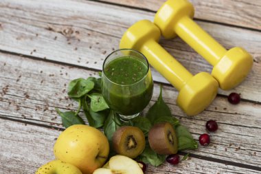 Bir bardak kivi, ıspanak ve elma püresi. Sağlık içeceği. Elma, keten tohumu, ıspanak, kivi, muz yakınlarda..