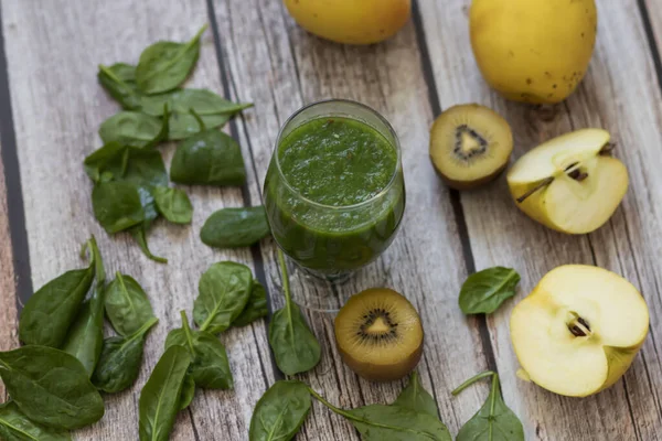Bir bardak kivi, ıspanak ve elma püresi. Sağlık içeceği. Elma, keten tohumu, ıspanak, kivi, muz yakınlarda..