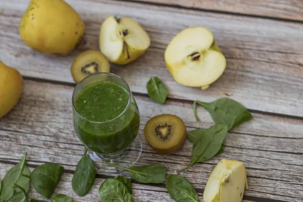 Bir bardak kivi, ıspanak ve elma püresi. Sağlık içeceği. Elma, keten tohumu, ıspanak, kivi, muz yakınlarda..