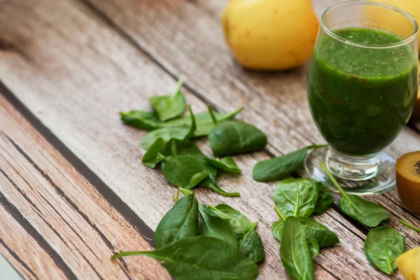 Bir bardak kivi, ıspanak ve elma püresi. Sağlık içeceği. Elma, keten tohumu, ıspanak, kivi, muz yakınlarda..