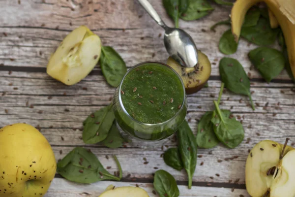 Bir bardak kivi, ıspanak ve elma püresi. Sağlık içeceği. Elma, keten tohumu, ıspanak, kivi, muz yakınlarda..