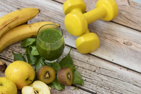 Bir bardak kivi, ıspanak ve elma püresi. Sağlık içeceği. Elma, keten tohumu, ıspanak, kivi, muz yakınlarda..