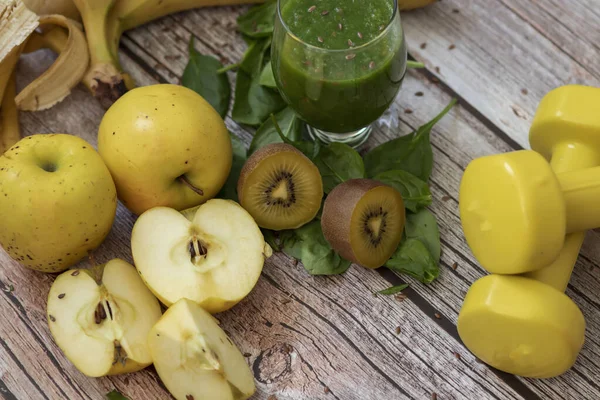 Bir bardak kivi, ıspanak ve elma püresi. Sağlık içeceği. Elma, keten tohumu, ıspanak, kivi, muz yakınlarda..