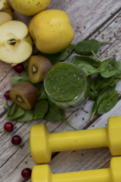 Bir bardak kivi, ıspanak ve elma püresi. Sağlık içeceği. Elma, keten tohumu, ıspanak, kivi, muz yakınlarda..