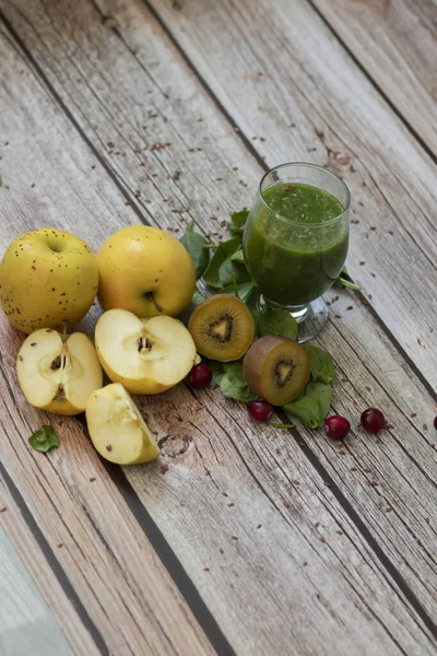Bir bardak kivi, ıspanak ve elma püresi. Sağlık içeceği. Elma, keten tohumu, ıspanak, kivi, muz yakınlarda..