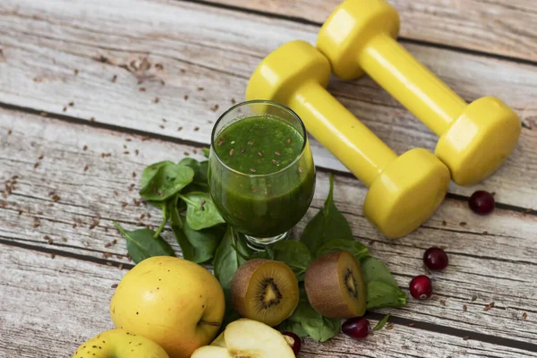 Bir bardak kivi, ıspanak ve elma püresi. Sağlık içeceği. Elma, keten tohumu, ıspanak, kivi, muz yakınlarda..