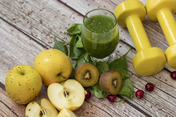 Bir bardak kivi, ıspanak ve elma püresi. Sağlık içeceği. Elma, keten tohumu, ıspanak, kivi, muz yakınlarda..