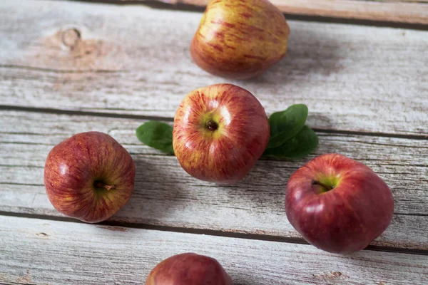 Nagy Vörös Almák Fekszenek Egy Asztalon — Stock Fotó