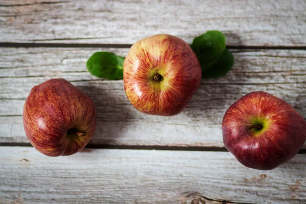 Nagy Vörös Almák Fekszenek Egy Asztalon — Stock Fotó