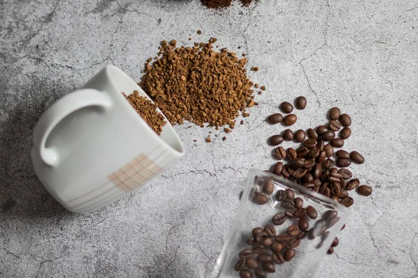 Instant Kaffee Kaffeebohnen Und Gemahlener Kaffee All Dies Auf Grauem — Stockfoto