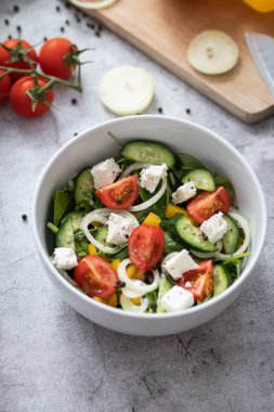 Yeşil yaprak ve sebze karışımından yapılmış yeşil vegan salatası..
