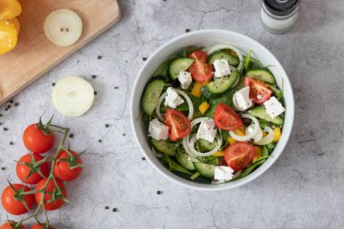 Yeşil yaprak ve sebze karışımından yapılmış yeşil vegan salatası..