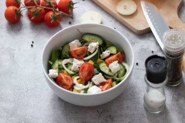 Yeşil yaprak ve sebze karışımından yapılmış yeşil vegan salatası..