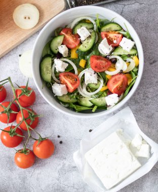 Yeşil yaprak ve sebze karışımından yapılmış yeşil vegan salatası..