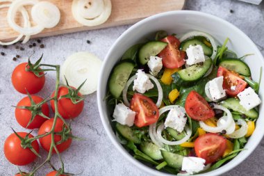 Yeşil yaprak ve sebze karışımından yapılmış yeşil vegan salatası..