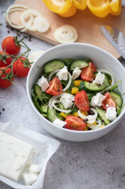 Yeşil yaprak ve sebze karışımından yapılmış yeşil vegan salatası..