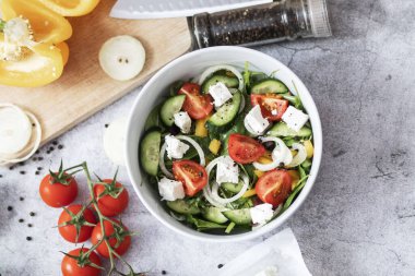 Yeşil yaprak ve sebze karışımından yapılmış yeşil vegan salatası..