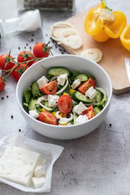 Yeşil yaprak ve sebze karışımından yapılmış yeşil vegan salatası..