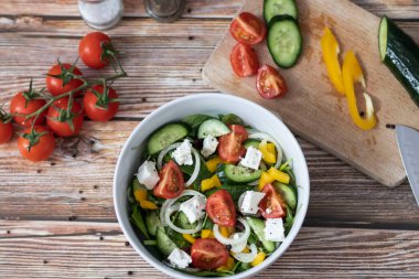 Yeşil yaprak ve sebze karışımından yapılmış yeşil vegan salatası..