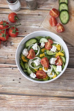 Yeşil yaprak ve sebze karışımından yapılmış yeşil vegan salatası..