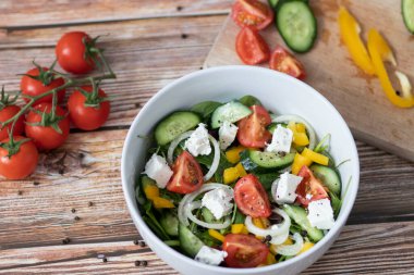 Yeşil yaprak ve sebze karışımından yapılmış yeşil vegan salatası..