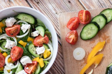 Yeşil yaprak ve sebze karışımından yapılmış yeşil vegan salatası..