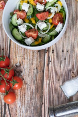 Yeşil yaprak ve sebze karışımından yapılmış yeşil vegan salatası..